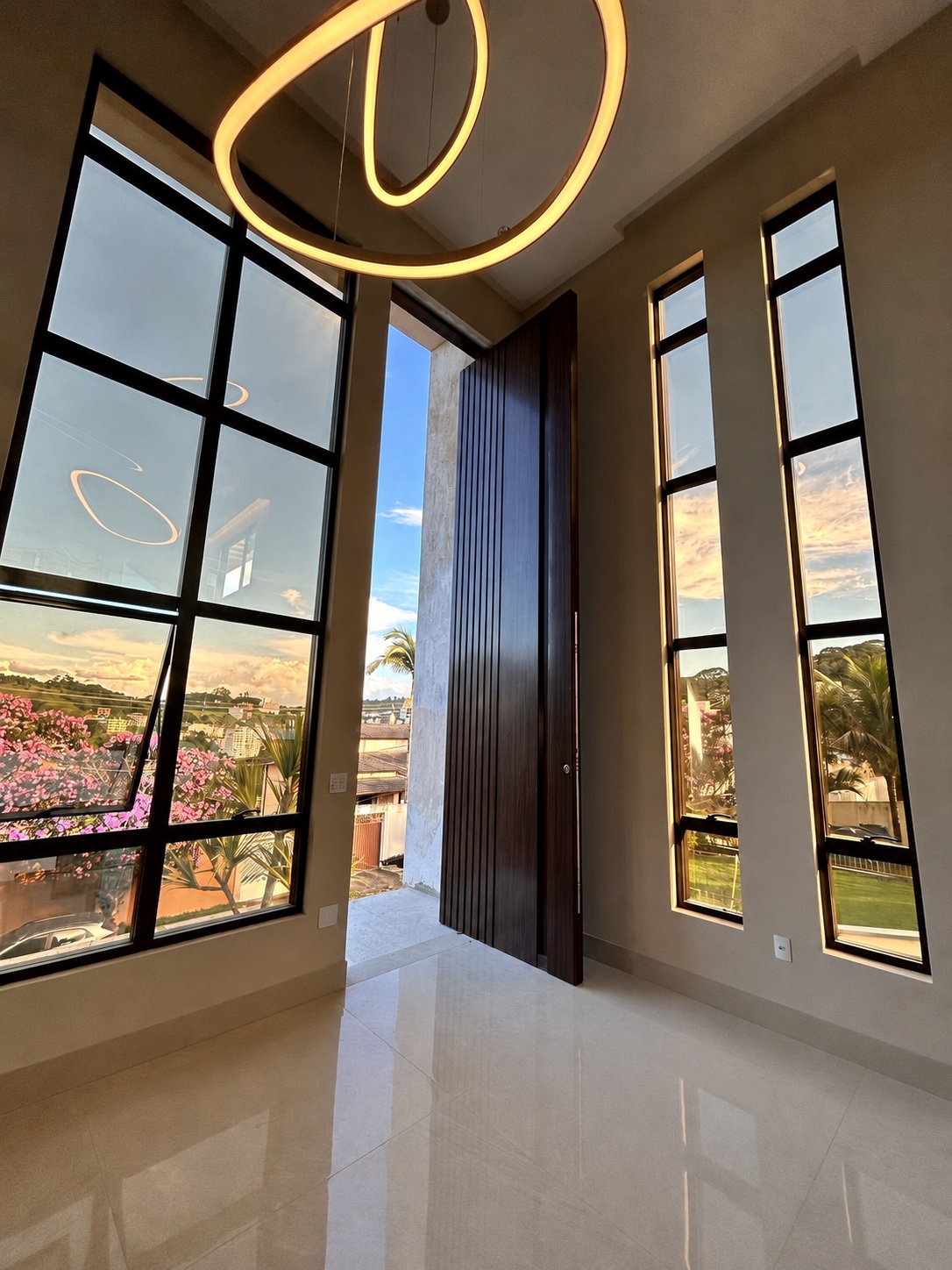 Entrada residencial com porta em ACM sob medida THE DOOR